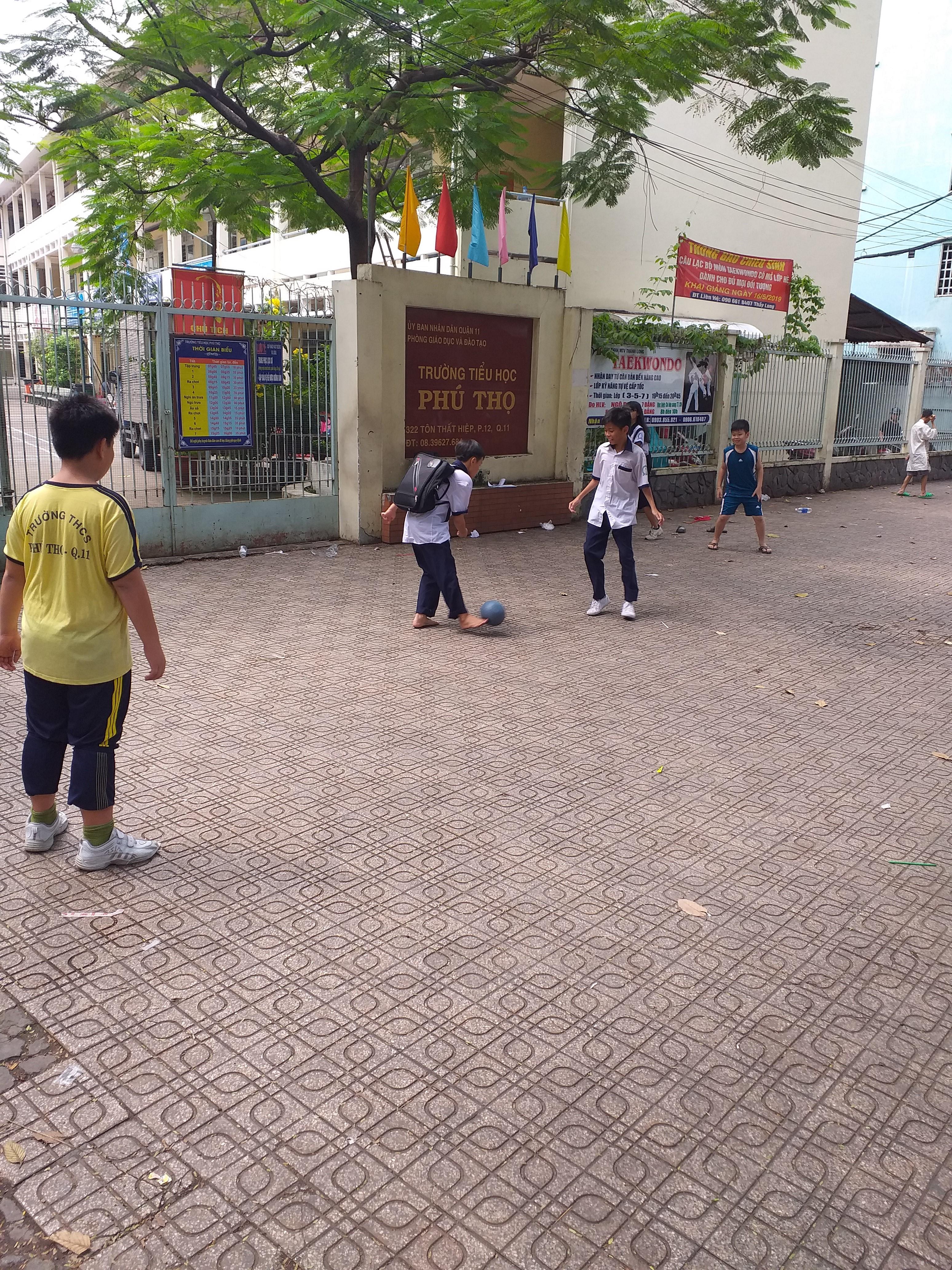 Nguy hiểm khi học sinh đá bóng trên vỉa hè